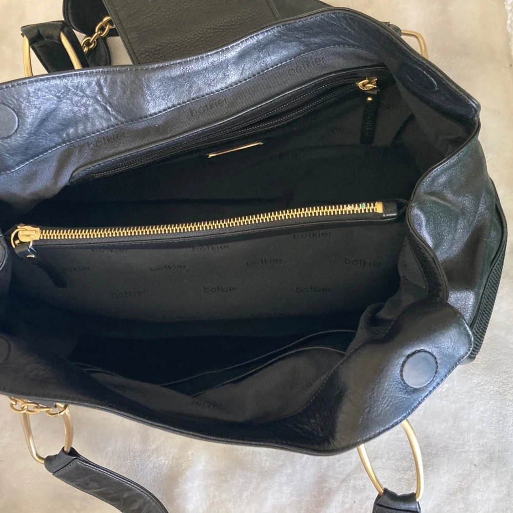 Elegant Black Leather Shoulder Bag with Gold Accents - Picture 5 of 14